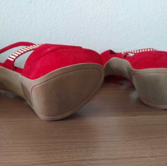 Red tassel platform - Picture 3 of 3
